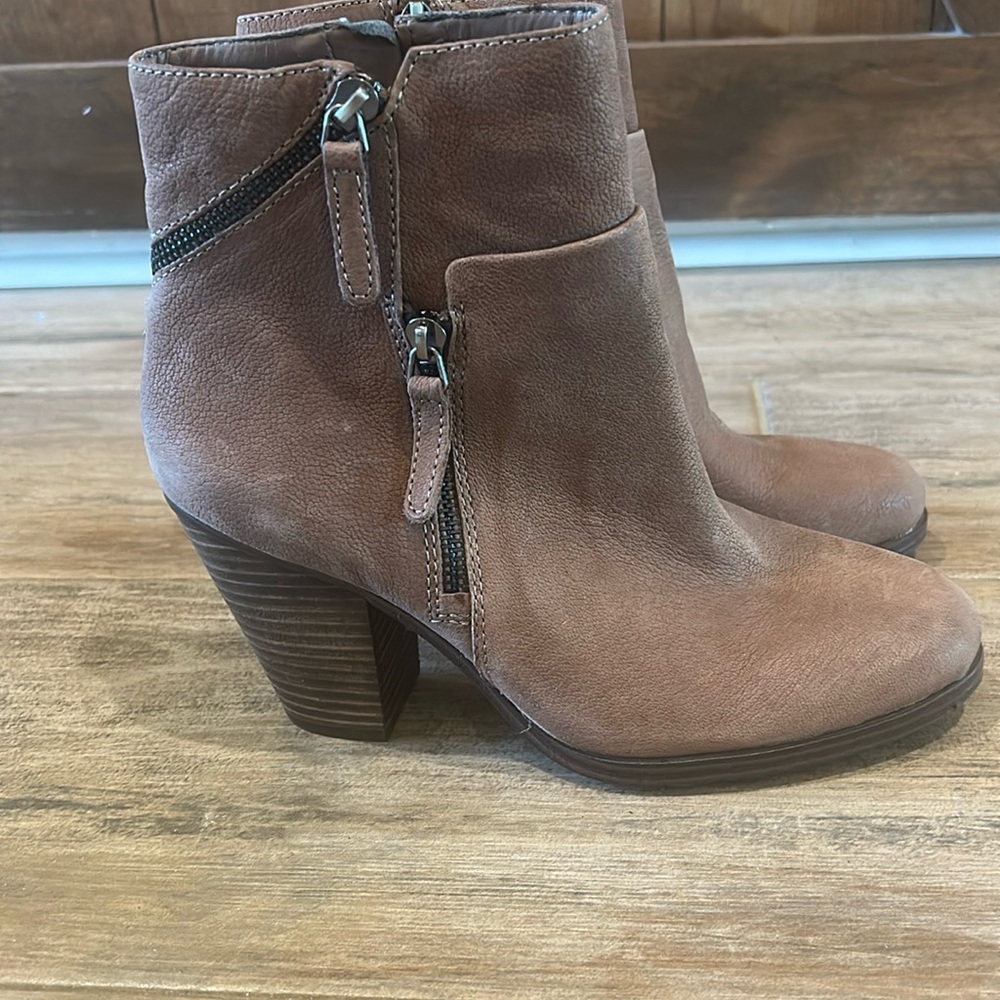 Vince Camuto Womens Boots Size 8 Tan Suede Side Zip